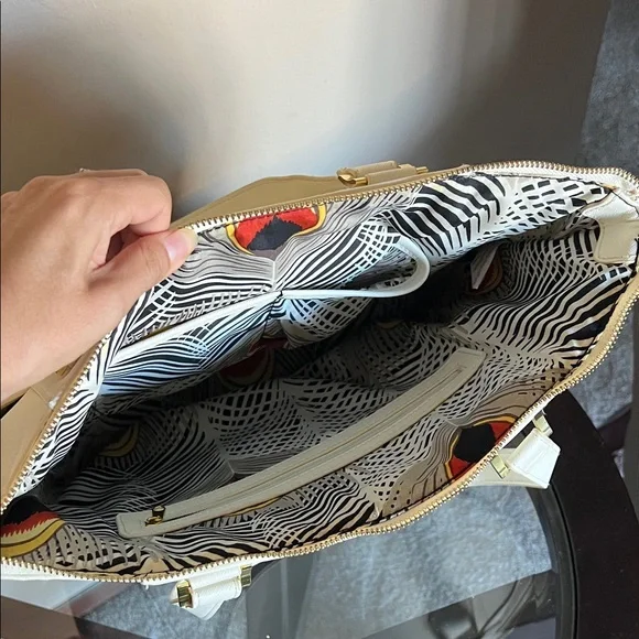 Elegant White Tote Bag - Picture 3 of 3